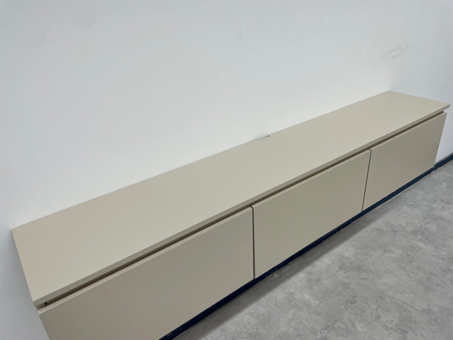 Zwevende TV Meubel - Beukenhout - 3 klepdeuren - Beige | Zwart | Wit | Donkerbruin