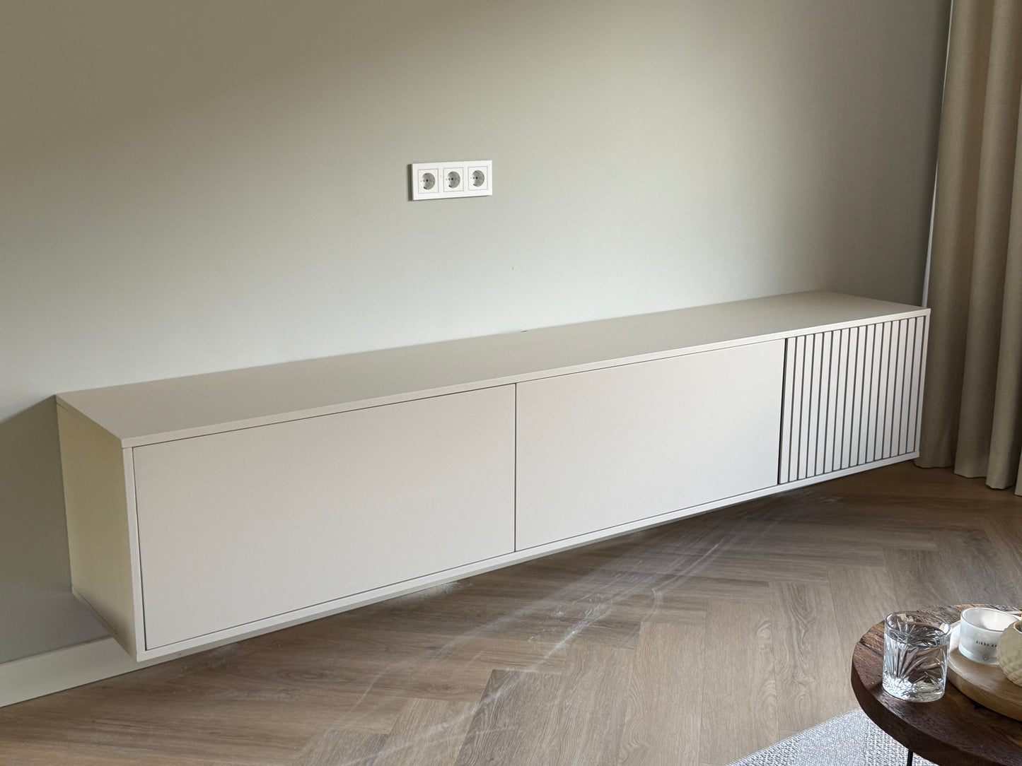 Zwevende TV Meubel - Push-to-open kliksysteem - 3 klepdeuren - Beige | Zwart | Wit |